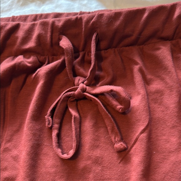 Chic Burgundy Women's Skirt - Picture 3 of 4